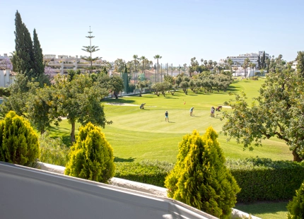 RENOVATED APARTMENT WITH GOLF AND PARTIAL SEA VIEWS IN GUADALMINA ALTA