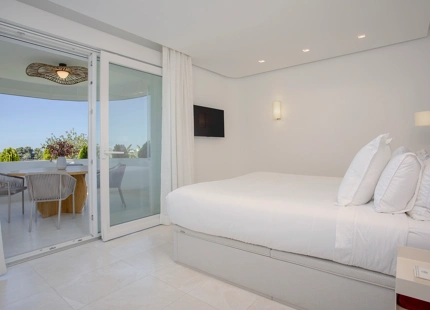 RENOVATED APARTMENT WITH GOLF AND PARTIAL SEA VIEWS IN GUADALMINA ALTA