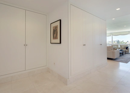 RENOVATED APARTMENT WITH GOLF AND PARTIAL SEA VIEWS IN GUADALMINA ALTA