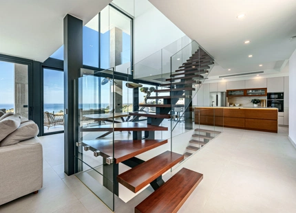 VILLA CONTEMPORÁNEA CON VISTAS PANORÁMICAS AL MAR Y A LA MONTAÑA EN BENALMÁDENA