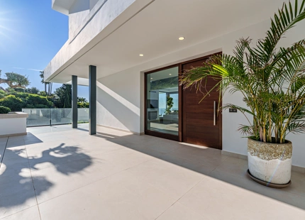 VILLA CONTEMPORÁNEA CON VISTAS PANORÁMICAS AL MAR Y A LA MONTAÑA EN BENALMÁDENA