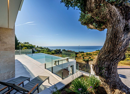 VILLA CONTEMPORÁNEA CON VISTAS PANORÁMICAS AL MAR Y A LA MONTAÑA EN BENALMÁDENA