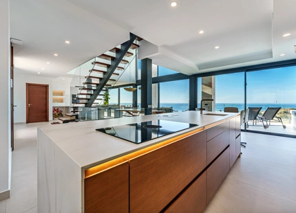 VILLA CONTEMPORÁNEA CON VISTAS PANORÁMICAS AL MAR Y A LA MONTAÑA EN BENALMÁDENA