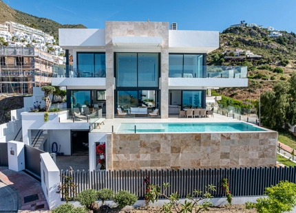 VILLA CONTEMPORÁNEA CON VISTAS PANORÁMICAS AL MAR Y A LA MONTAÑA EN BENALMÁDENA