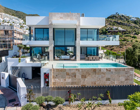 Villa for sale in Benalmadena