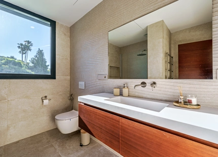 VILLA CONTEMPORÁNEA CON VISTAS PANORÁMICAS AL MAR Y A LA MONTAÑA EN BENALMÁDENA