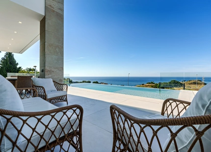 VILLA CONTEMPORÁNEA CON VISTAS PANORÁMICAS AL MAR Y A LA MONTAÑA EN BENALMÁDENA