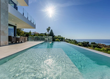 VILLA CONTEMPORÁNEA CON VISTAS PANORÁMICAS AL MAR Y A LA MONTAÑA EN BENALMÁDENA