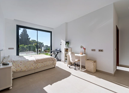 VILLA CONTEMPORÁNEA CON VISTAS PANORÁMICAS AL MAR Y A LA MONTAÑA EN BENALMÁDENA