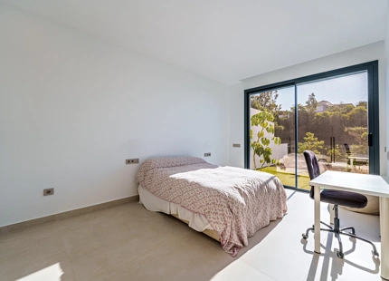 VILLA CONTEMPORÁNEA CON VISTAS PANORÁMICAS AL MAR Y A LA MONTAÑA EN BENALMÁDENA