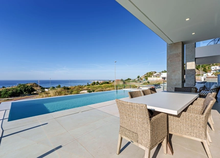 VILLA CONTEMPORÁNEA CON VISTAS PANORÁMICAS AL MAR Y A LA MONTAÑA EN BENALMÁDENA