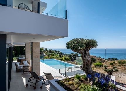 VILLA CONTEMPORÁNEA CON VISTAS PANORÁMICAS AL MAR Y A LA MONTAÑA EN BENALMÁDENA