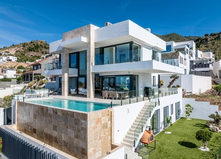 VILLA CONTEMPORÁNEA CON VISTAS PANORÁMICAS AL MAR Y A LA MONTAÑA EN BENALMÁDENA
