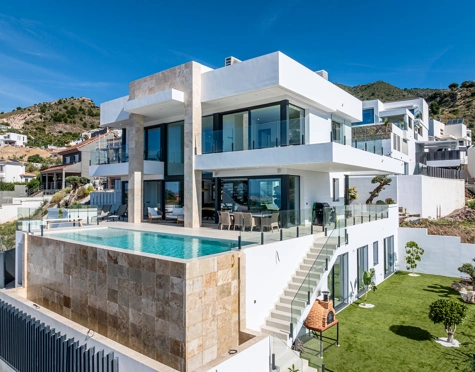 VILLA CONTEMPORÁNEA CON VISTAS PANORÁMICAS AL MAR Y A LA MONTAÑA EN BENALMÁDENA