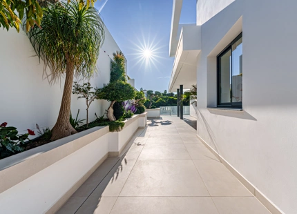 VILLA CONTEMPORÁNEA CON VISTAS PANORÁMICAS AL MAR Y A LA MONTAÑA EN BENALMÁDENA