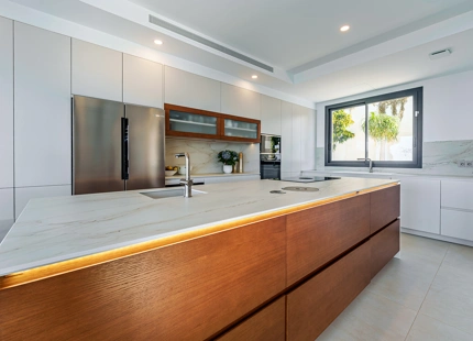 VILLA CONTEMPORÁNEA CON VISTAS PANORÁMICAS AL MAR Y A LA MONTAÑA EN BENALMÁDENA