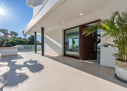 VILLA CONTEMPORÁNEA CON VISTAS PANORÁMICAS AL MAR Y A LA MONTAÑA EN BENALMÁDENA