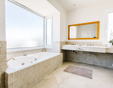 Villa for sale in La Resina Golf, Estepona East