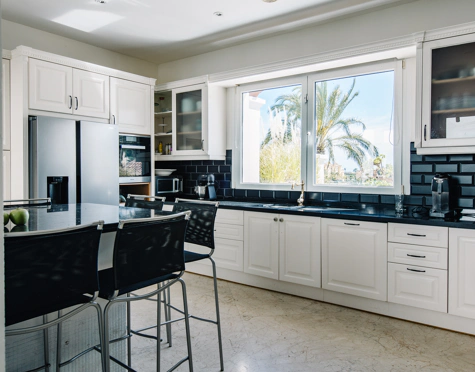Villa for sale in La Resina Golf, Estepona East