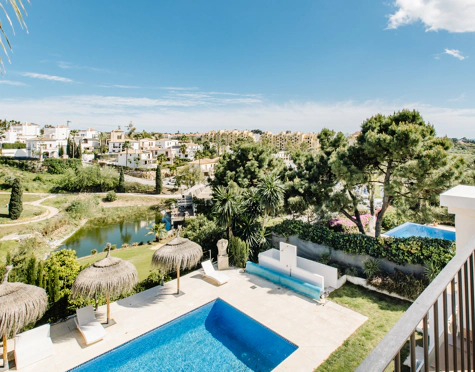 Villa for sale in La Resina Golf, Estepona East