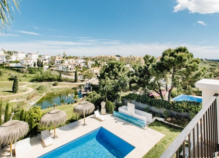 ELEGANTE VILLA DE ESTILO ANDALUZ EN LA RESINA GOLF, ESTEPONA ESTE
