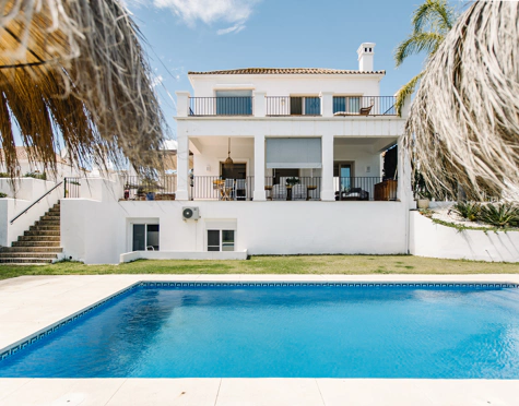 ELEGANTE VILLA DE ESTILO ANDALUZ EN LA RESINA GOLF, ESTEPONA ESTE