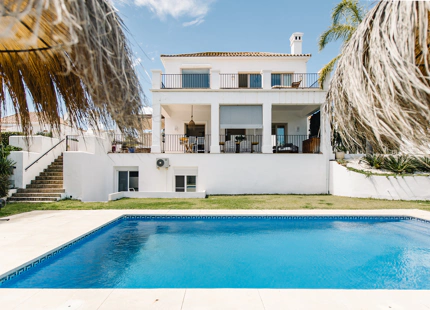 ELEGANTE VILLA DE ESTILO ANDALUZ EN LA RESINA GOLF, ESTEPONA ESTE