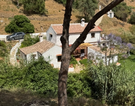 ENCANTADORA FINCA ANDALUZA EN VENTA EN CASARES