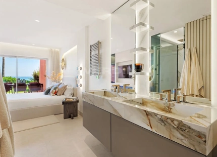 APARTAMENTO COSTERO EN VENTA EN MENARA BEACH, ESTEPONA