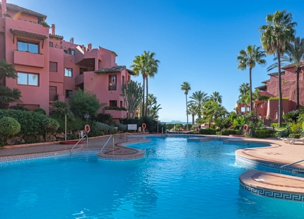 APARTAMENTO COSTERO EN VENTA EN MENARA BEACH, ESTEPONA