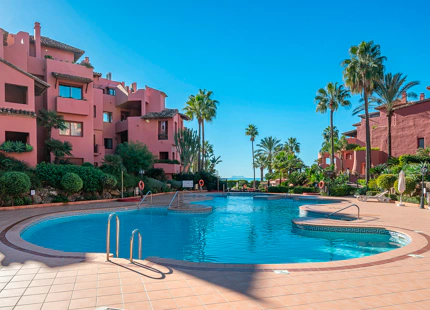 APARTAMENTO COSTERO EN VENTA EN MENARA BEACH, ESTEPONA
