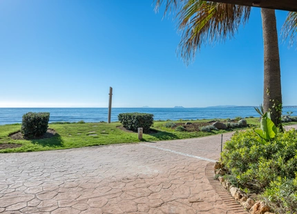 APARTAMENTO COSTERO EN VENTA EN MENARA BEACH, ESTEPONA
