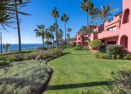 APARTAMENTO COSTERO EN VENTA EN MENARA BEACH, ESTEPONA