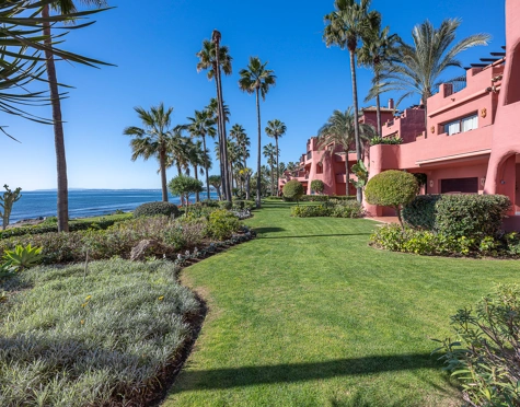 APARTAMENTO COSTERO EN VENTA EN MENARA BEACH, ESTEPONA