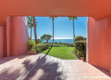 APARTAMENTO COSTERO EN VENTA EN MENARA BEACH, ESTEPONA