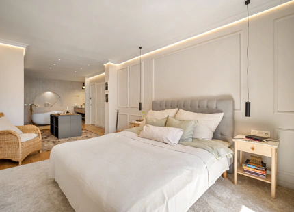 ADOSADO EXCLUSIVO CON VISTAS AL MAR Y ESTILO ATEMPORAL EN LA MILLA DE ORO