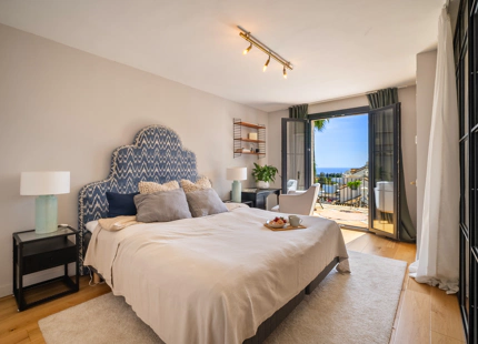 ADOSADO EXCLUSIVO CON VISTAS AL MAR Y ESTILO ATEMPORAL EN LA MILLA DE ORO