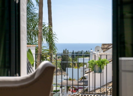 ADOSADO EXCLUSIVO CON VISTAS AL MAR Y ESTILO ATEMPORAL EN LA MILLA DE ORO