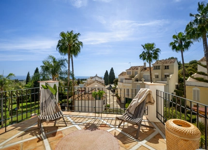 ADOSADO EXCLUSIVO CON VISTAS AL MAR Y ESTILO ATEMPORAL EN LA MILLA DE ORO