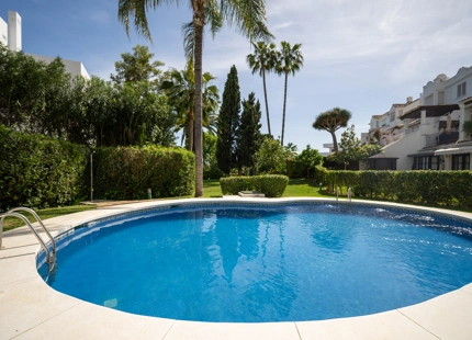 ADOSADO EXCLUSIVO CON VISTAS AL MAR Y ESTILO ATEMPORAL EN LA MILLA DE ORO