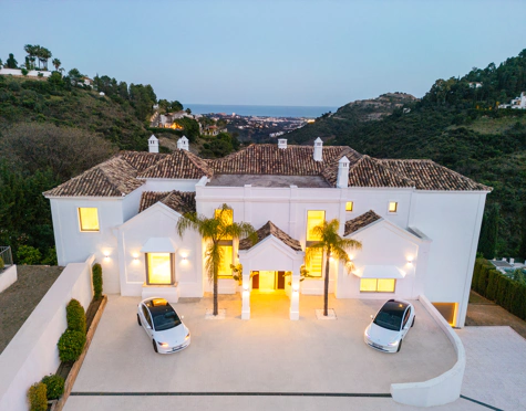 Villa for sale in El Madroñal, Benahavis