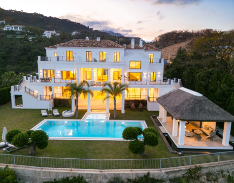 Villa en venta en El Madroñal, Benahavis