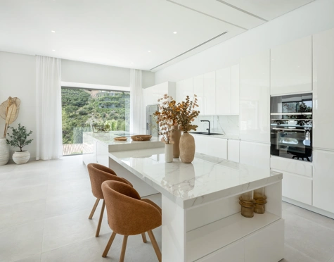 Villa for sale in El Madroñal, Benahavis