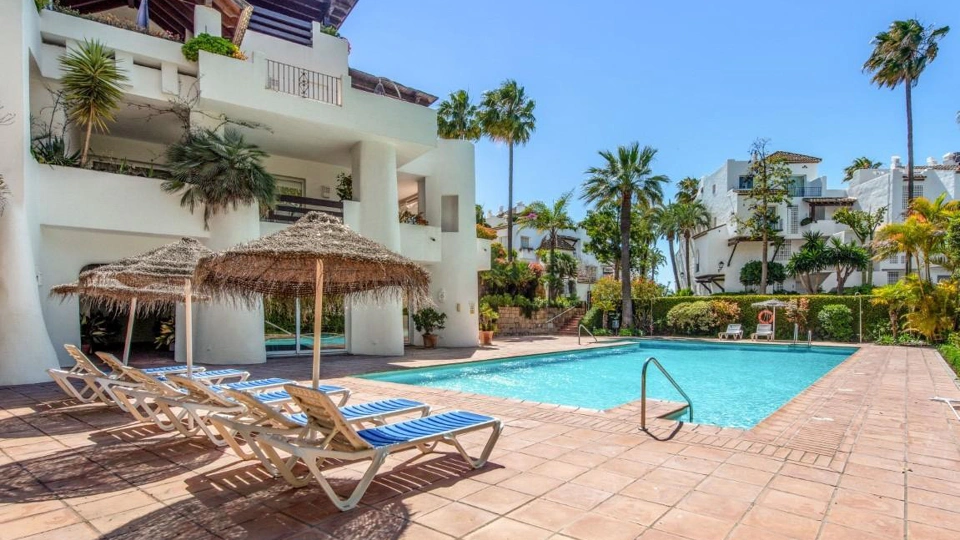 Ático en alquiler a corta temporada en Alcazaba Beach, Estepona Este