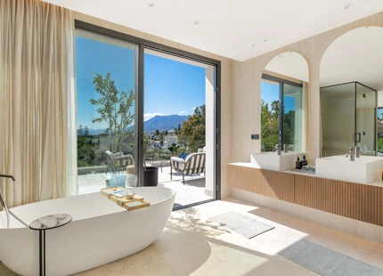 MODERN AND ELEGANT VILLA FOR SALE IN EL ROSARIO, MARBELLA