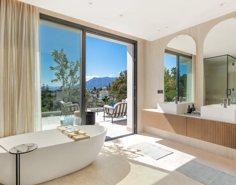 Villa for sale in El Rosario, Marbella Este
