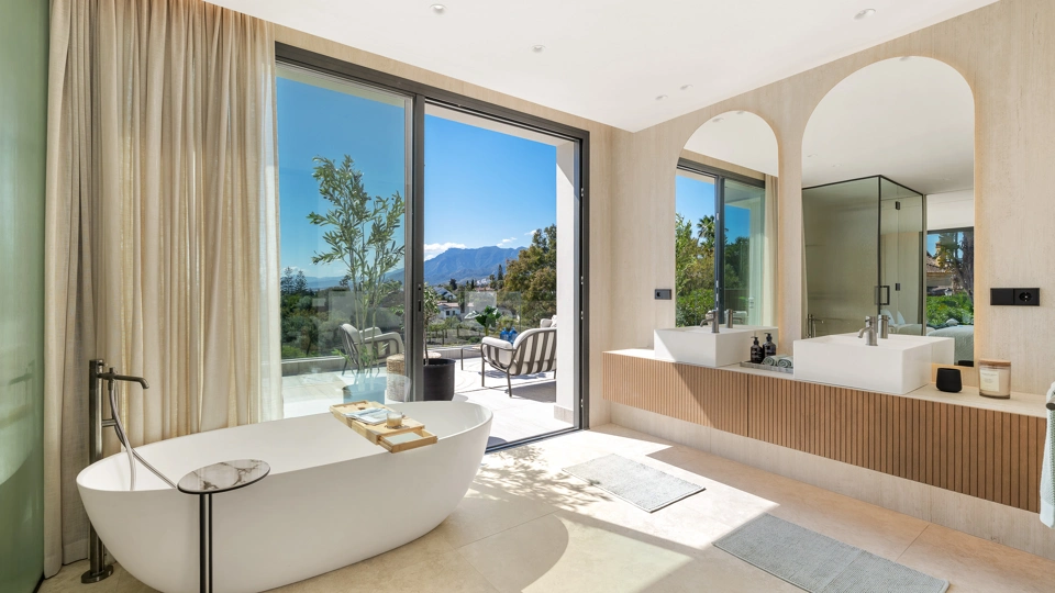 Villa for sale in El Rosario, Marbella East