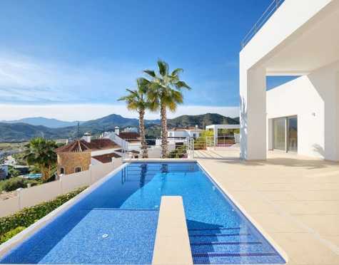 Villa for sale in Puerto del Capitan, Benahavis
