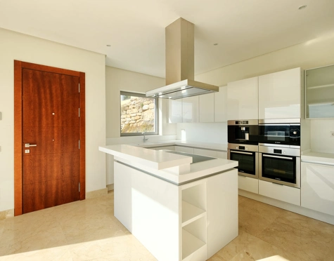 Villa en venta en Puerto del Capitan, Benahavis