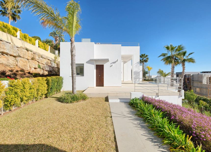 NEWLY BUILT VILLA IN PUERTO DEL CAPITÁN, BENAHAVIS